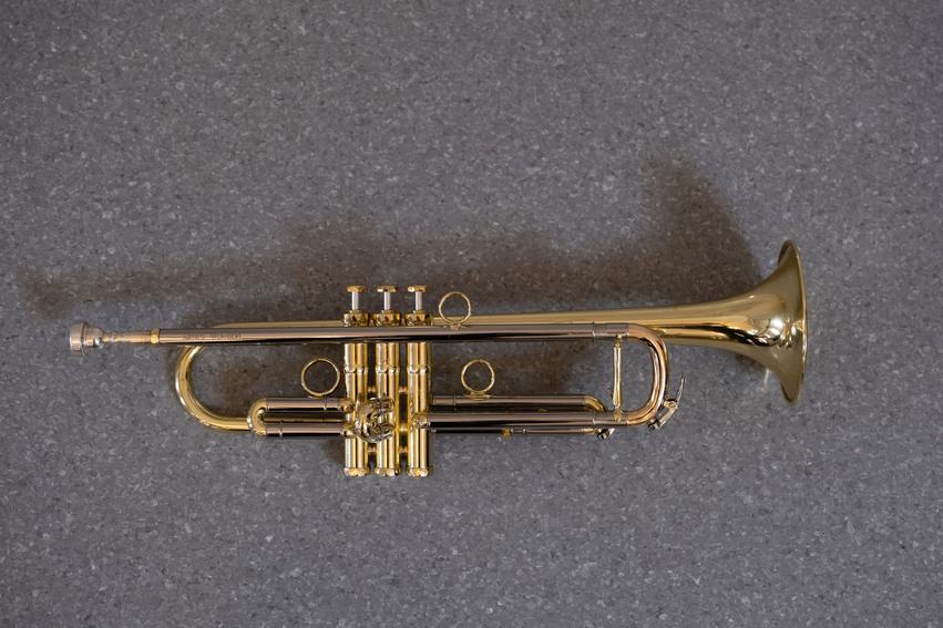 Bild tagen uppifrån på en trumpet.