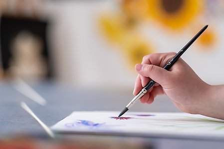 Person som målar med pensel