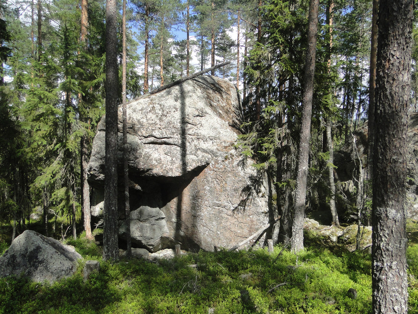 Mycket stora stenblock på bergets östsida omgiven av otillgänglig och tät skog.