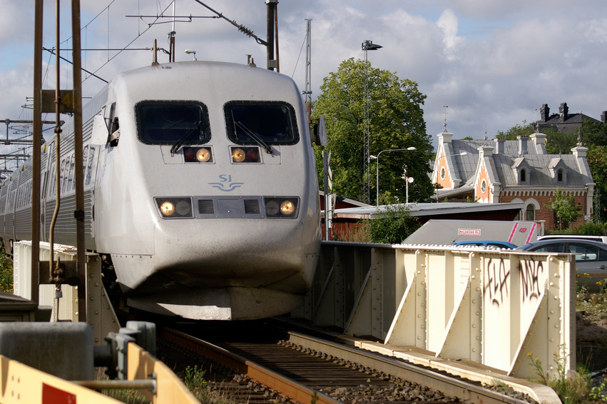 Tåg lämnar Hudiksvalls station.