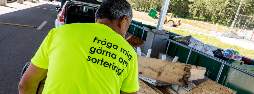 På återvinnignscentralen i Hudiksvall en man som lastar av ett släp