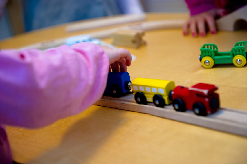 Bild på barnhand som kör leksakståg