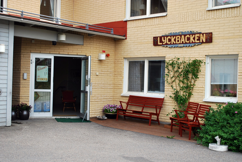 Entrén till Lyckbackens vård- och omsorgsboende.