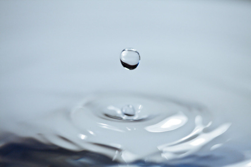 En droppe som ger ringar på vattnet.