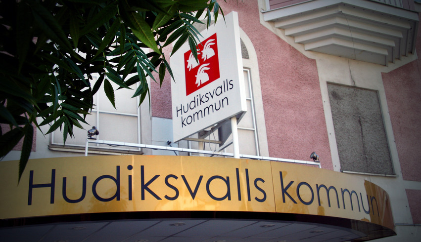 Närbild på Hudiksvalls kommunentré där det står Hudiksvalls kommun med stora bokstäver.