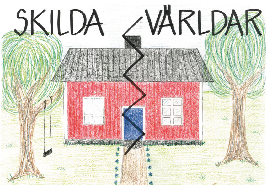 En ritad teckning. I mitten på teckningen finns ett rött hus med vita knutar, svart tak och skorsten och en blå dörr. På varsin sida om huset står det stora träd med bruna stammar och gröna trädkronor. I ett av träden hänger en svart gunga och in mot huset leder en grusad gångväg. Högst upp på teckningen står det Skilda världar med svarta bokstäver.