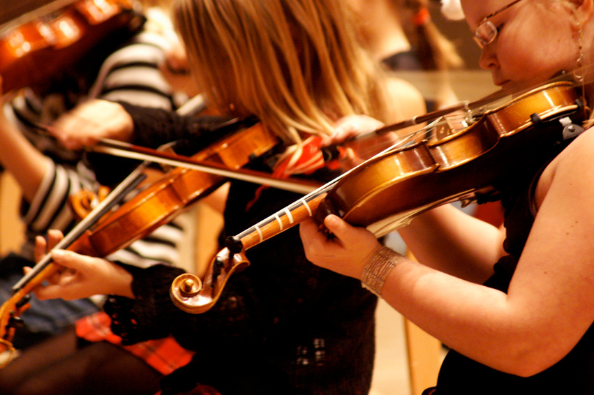 Närbild på barn som spelar fiol.
