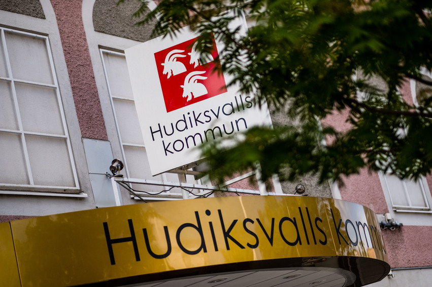Entrén på kommunhuset. Stor skylt med texten "Hudiksvalls kommun".