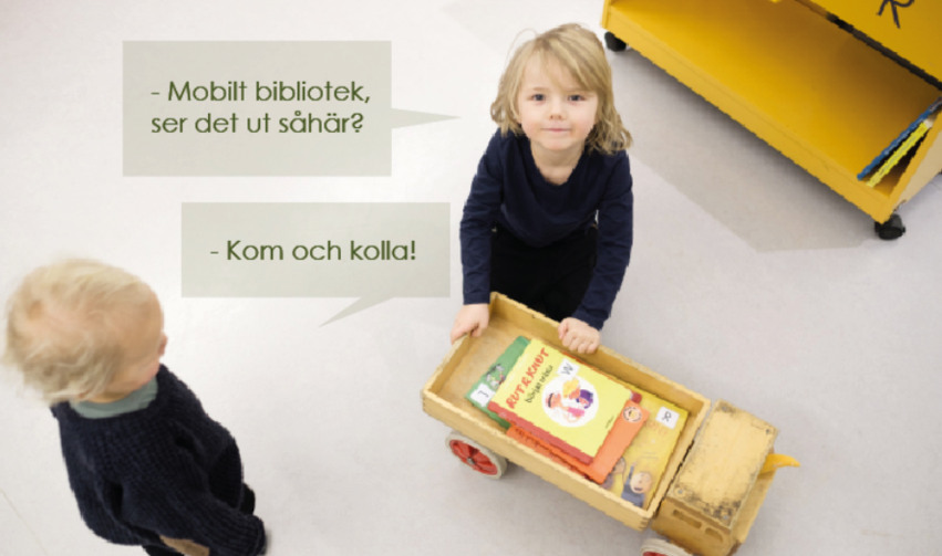 Två barn leker med en leksaksbuss.