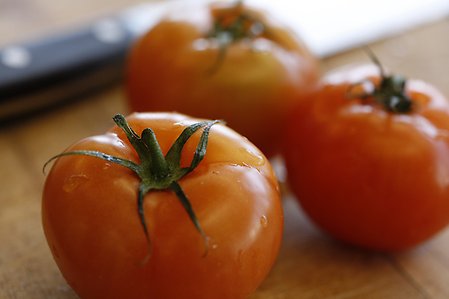 Tomater på en skärbräda
