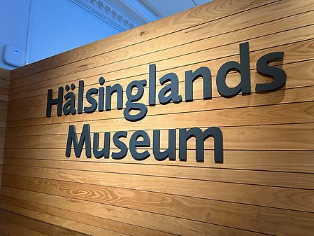 Skylt med texten "Hälsinglands museum"