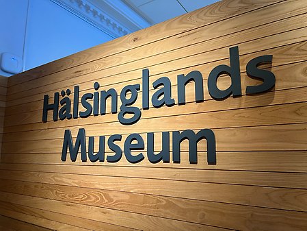 Vägg med texten "Hälsinglands museum".