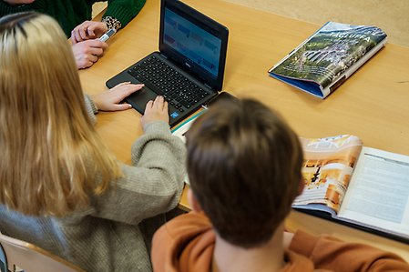 Två elever sitter vid en dator.