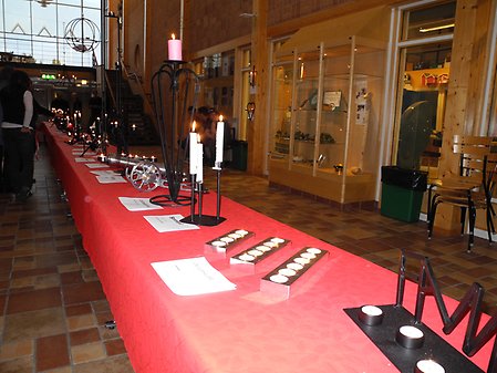 Bild på ett bord med ljusstakar gjorda av eleverna