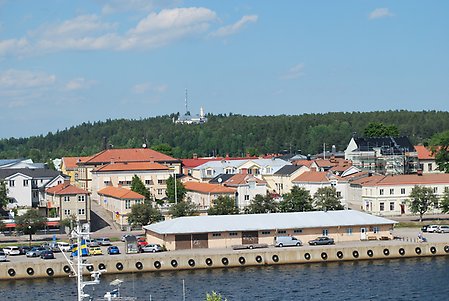 Utsikt över hamnen från Kattvikskajen i Hudiksvall