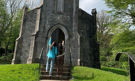 Två personer står vänd mot en kyrka.