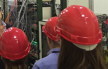 Elever besöker den internationella kärnforskningsanläggningen CERN.